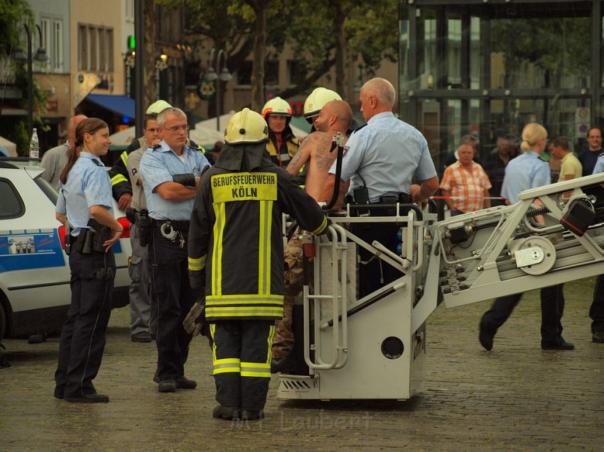 2 Denkmalkletterer hielten Feuerwehr und Polizei in Trapp Koeln Heumarkt P200.JPG